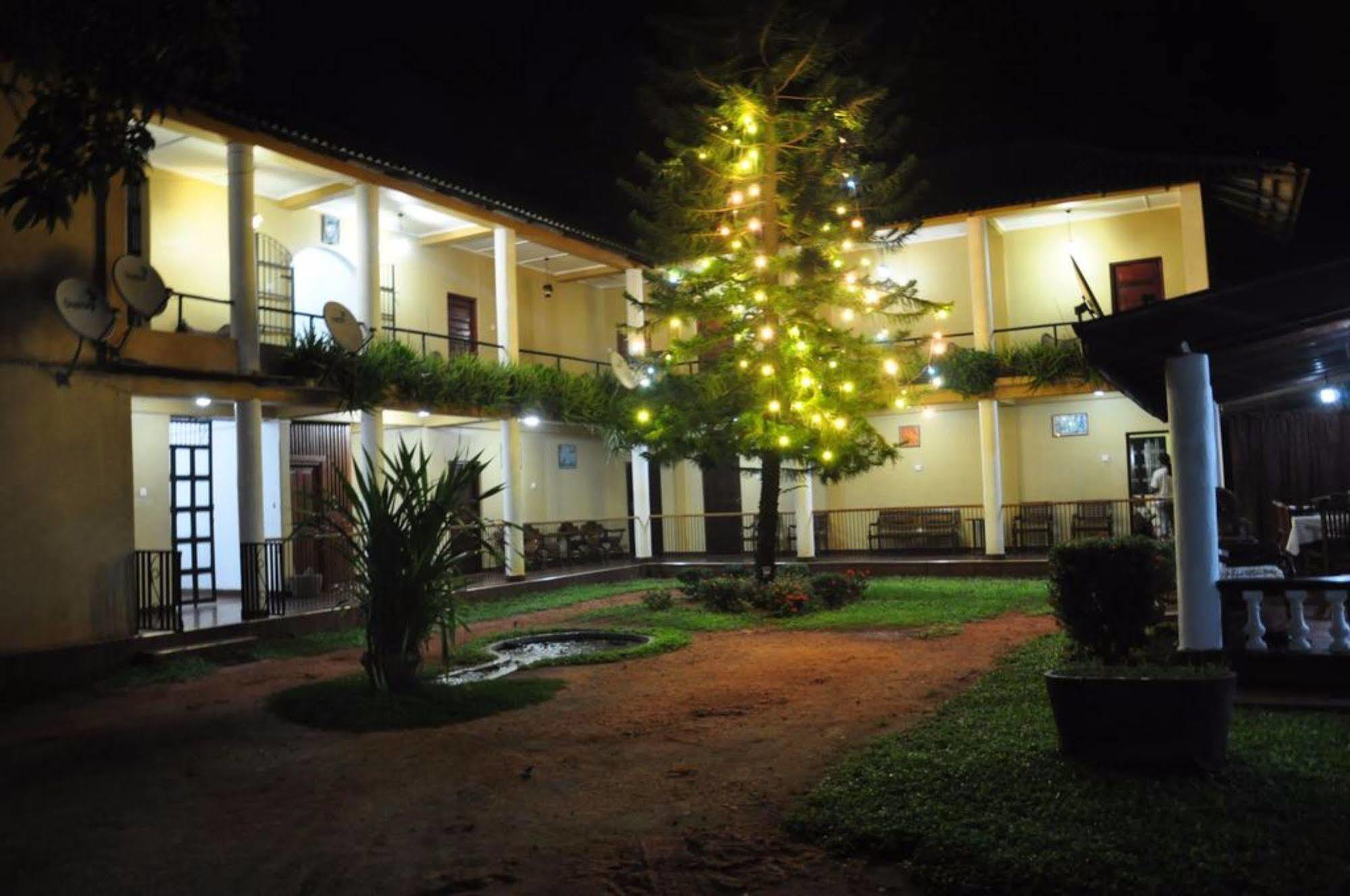 Sujatha Tourist Rest Hotel Dambulla Exterior foto